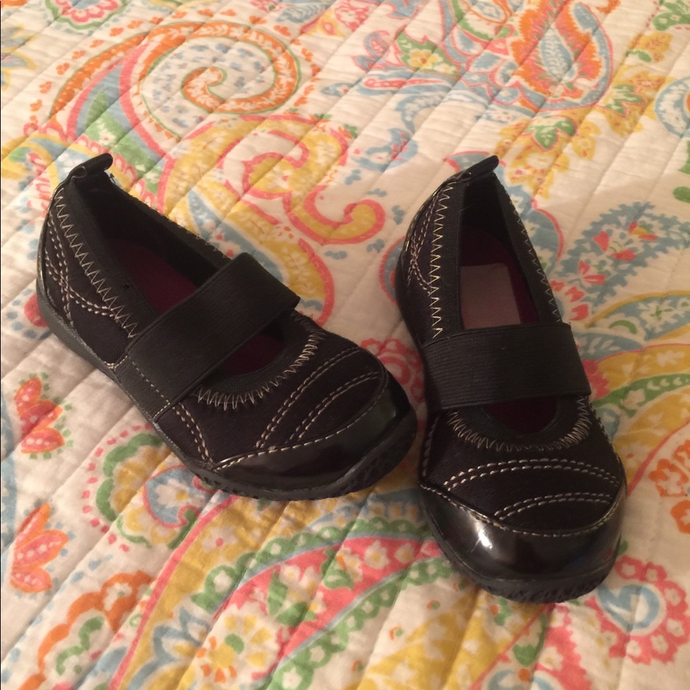 Toddler girls shoes.